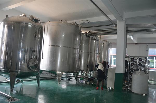 黔西南：刺梨果汁深加工设备 2000瓶果酱果醋发酵灌装设备